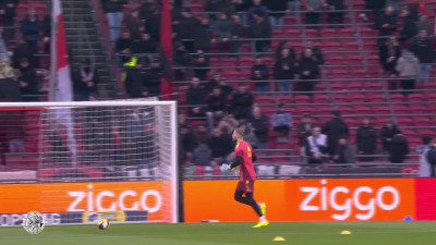 De Ajax-keepers staan op het veld