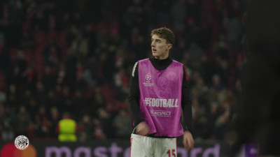 De warming-up van Ajax voor de wedstrijd tegen Olympiakos in vogelvlucht