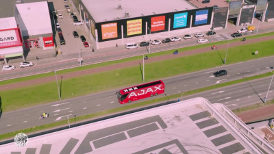 Daar is de Ajax-bus
