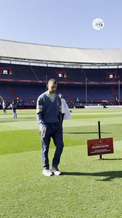 De Ajax-spelers maken een rondje over het veld in Rotterdam