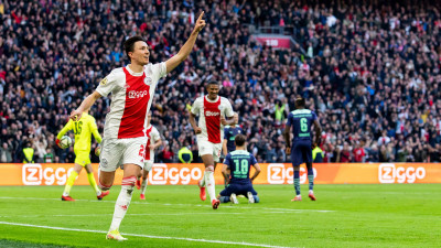 Het doelpunt van Berghuis tegen PSV via Ajax Radio