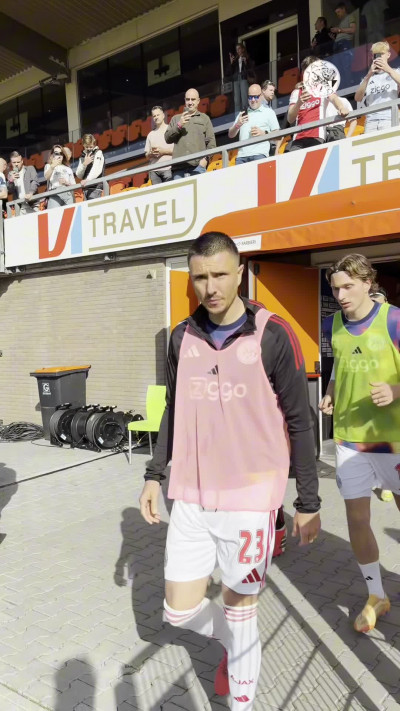 De Ajax-spelers staan op het veld