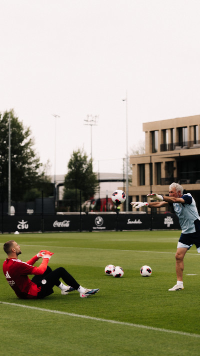 De opkomst van de Ajax-spelers voor het oefenduel