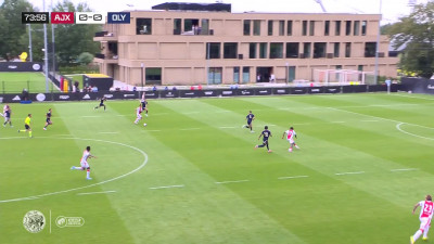 Maher Carrizo schiet op de paal