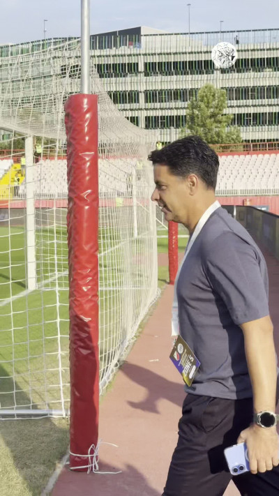 Míchel Sánchez krijgt een applaus