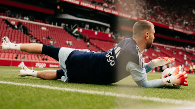De Ajax-keepers beginnen aan hun warming-up