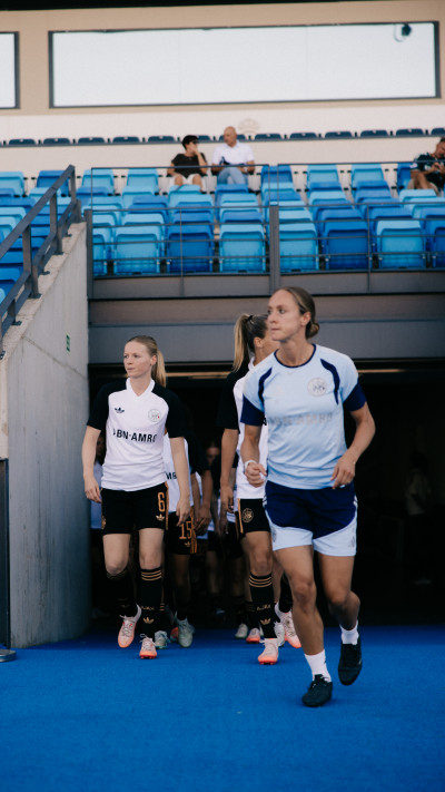 Ajax Vrouwen komen het veld op in Madrid