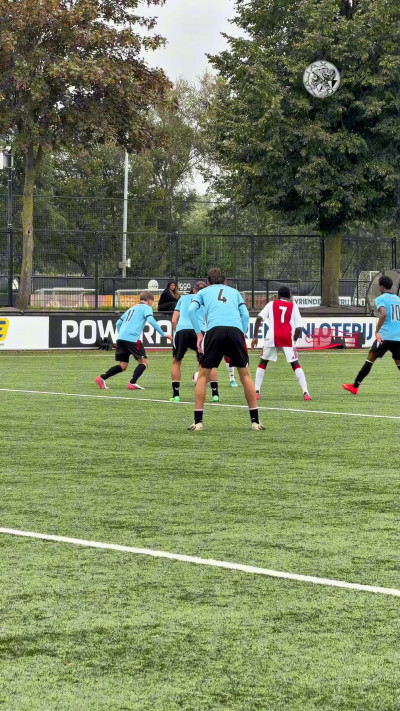 Ajax O17 wint met ruime cijfers van Feyenoord