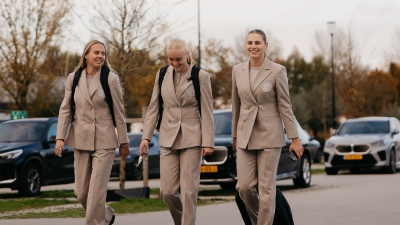 Ajax Vrouwen arriveren op De Toekomst